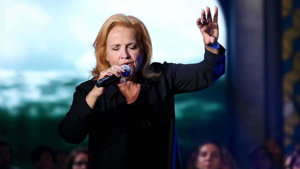 La chanteuse lors de sa prestation musicale.