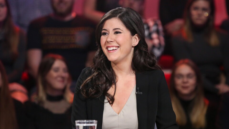 La députée sourit sur le plateau de Tout le monde en parle.