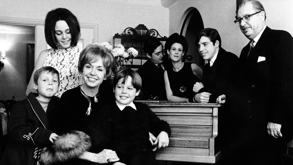 En 1965, la famille Tisseyre autour du piano : Philippe Tisseyre, Michelle Tisseyre, fille, l'animatrice Michelle Tisseyre, François Tisseyre, Jean De Brabant, Lise Jarry, Charles Tisseyre et l'éditeur Pierre Tisseyre.