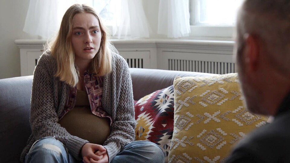Charlotte est une jeune femme enceinte. Elle parle avec Christophe.