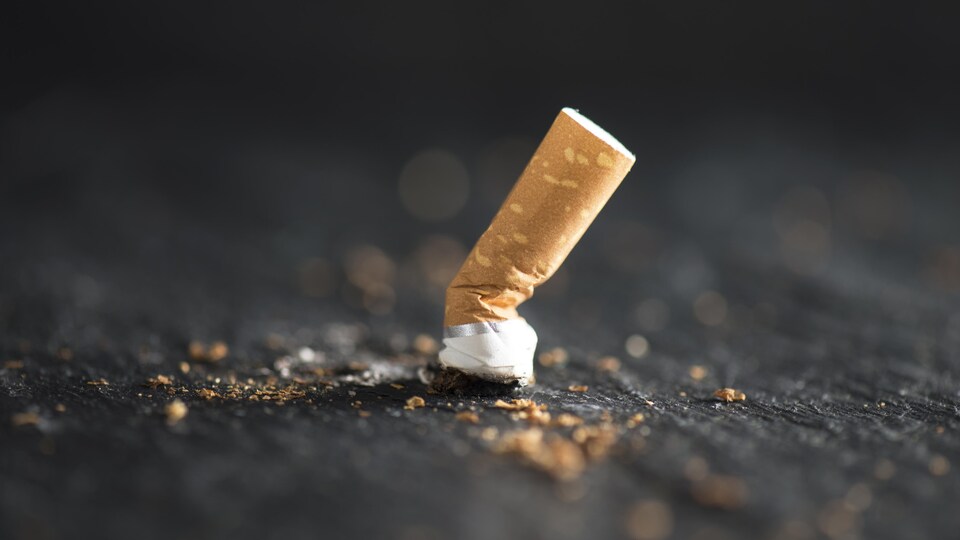 Un mégot de cigarette au sol.