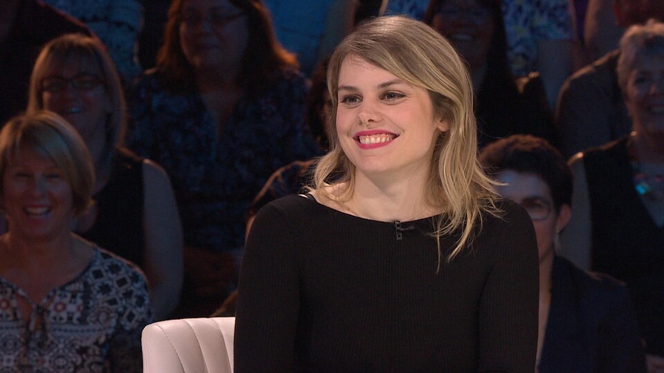 Cœur de pirate sur le plateau des Enfants de le télé