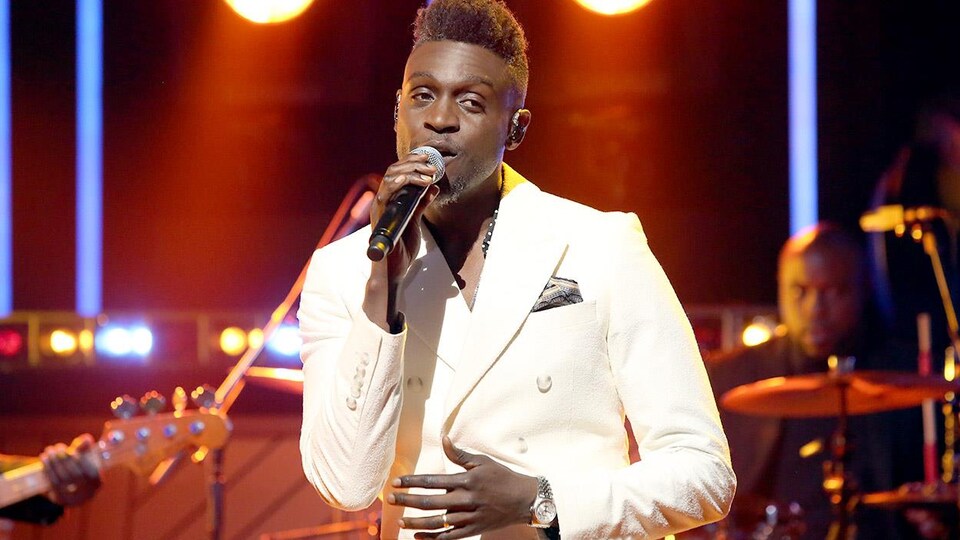 Le chanteur sur le plateau du Beau dimanche.