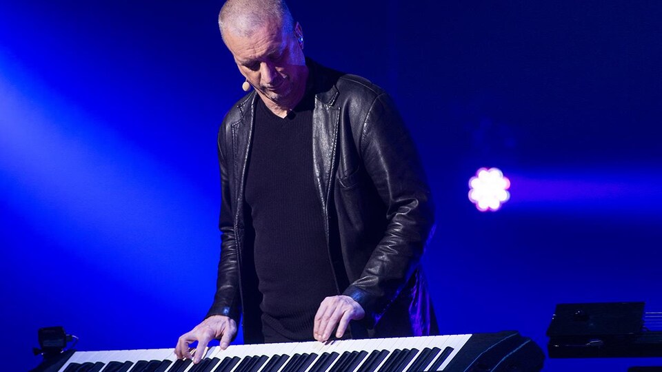 Dan Bigras qui joue du piano.