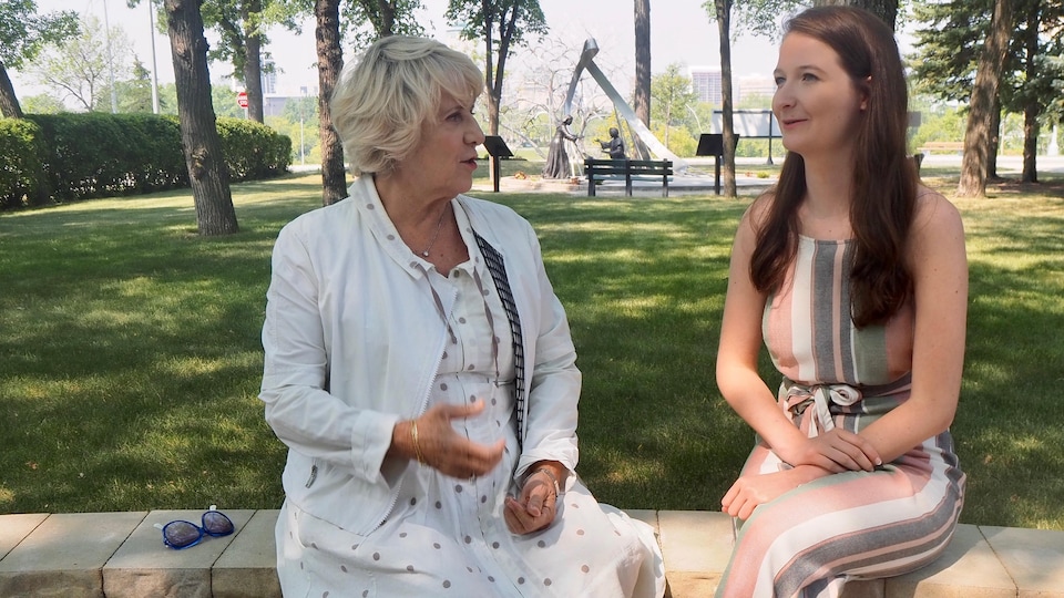 Dans un parc, Denise Bombardier discute avec Chloé Freynet-Gagné.