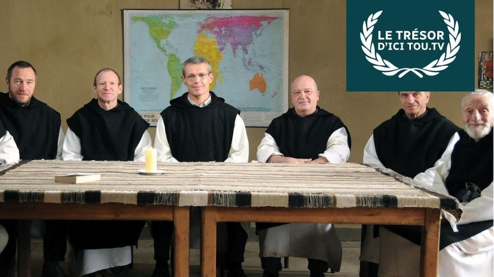 Métropole Films Des prêtres assis côte à côte à table, sous la notation Le trésor d'ICI Tou.tv