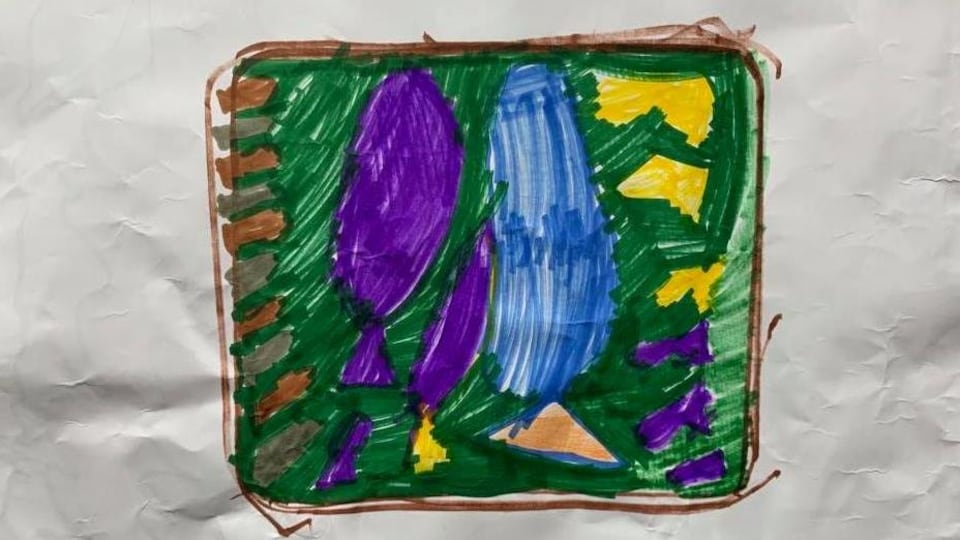 Un dessin d'enfant sur une feuille froissée.