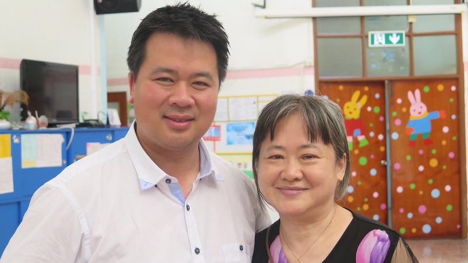 Mère et fils pose ensemble, tout sourire.