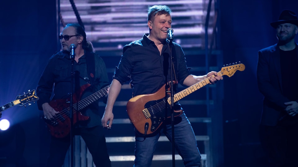 Le chanteur fait une prestation.