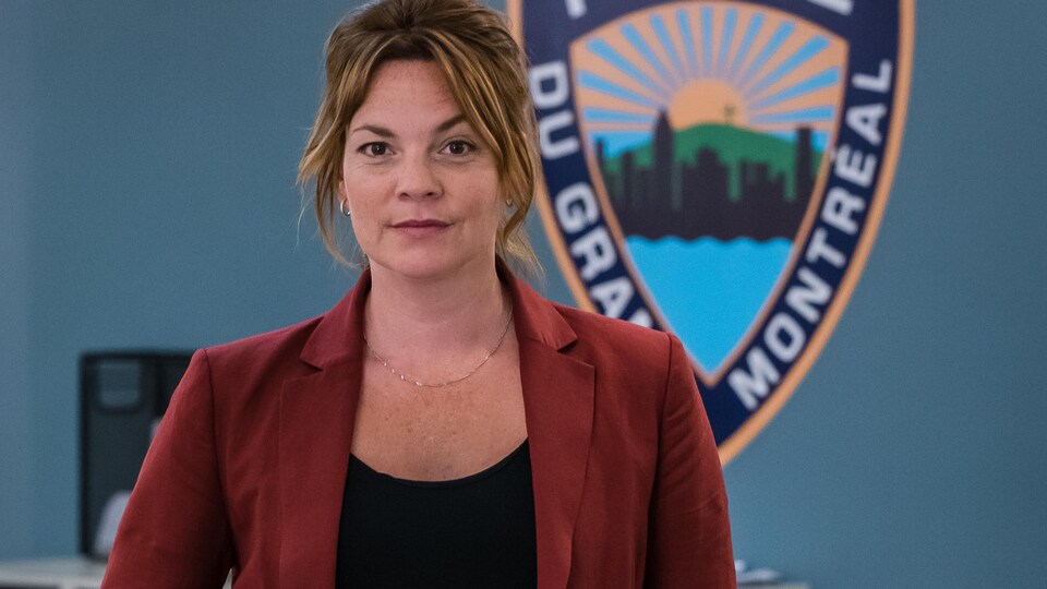 Florence Guindon (Catherine Proulx-Lemay) pose dans le poste de police.