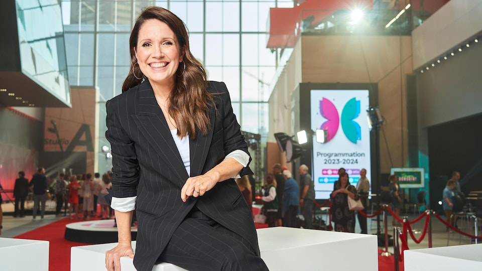 France Beaudoin pose dans l'atrium de la Maison de Radio-Canada.