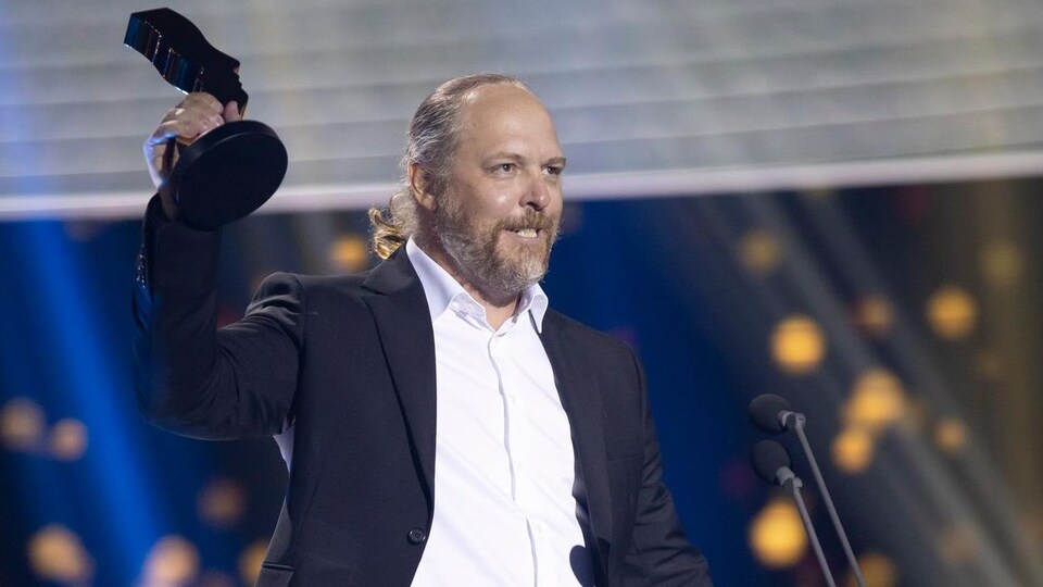 Le comédien avec son trophée.
