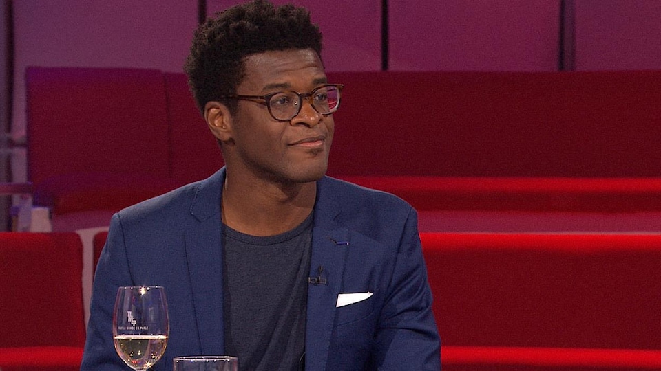 Fabrice Vil est à la table des invités.