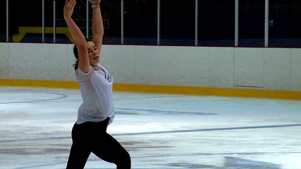 La patineuse artistique est sur la glace pendant un entraînement.