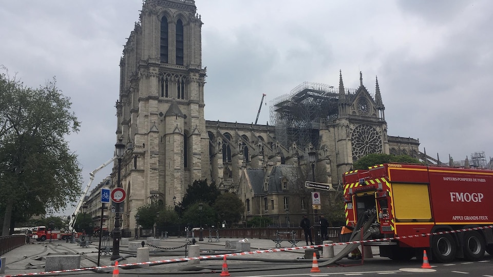 La Cathédrale Notre-Dame De Paris Ravagée Par Les Flammes Au Lendemain ...