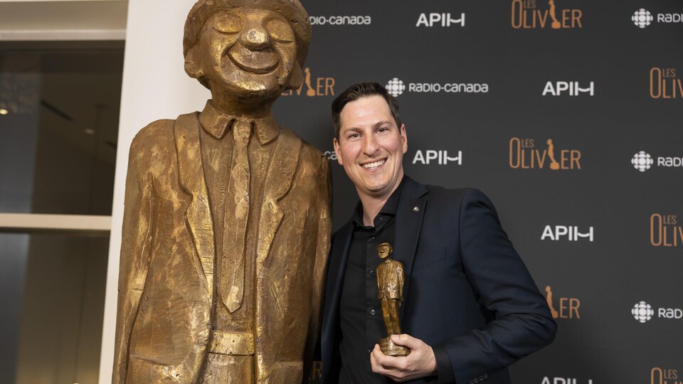 L'humoriste Guillaume Pineault avec un trophée des Olivier.