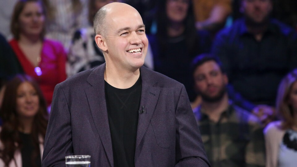 Guy Nantel sur un plateau de télévision