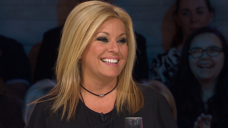 La chanteuse sur le plateau des Enfants de la télé.