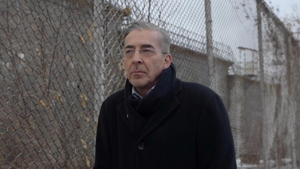 Le meurtrier à l'extérieur de la prison.