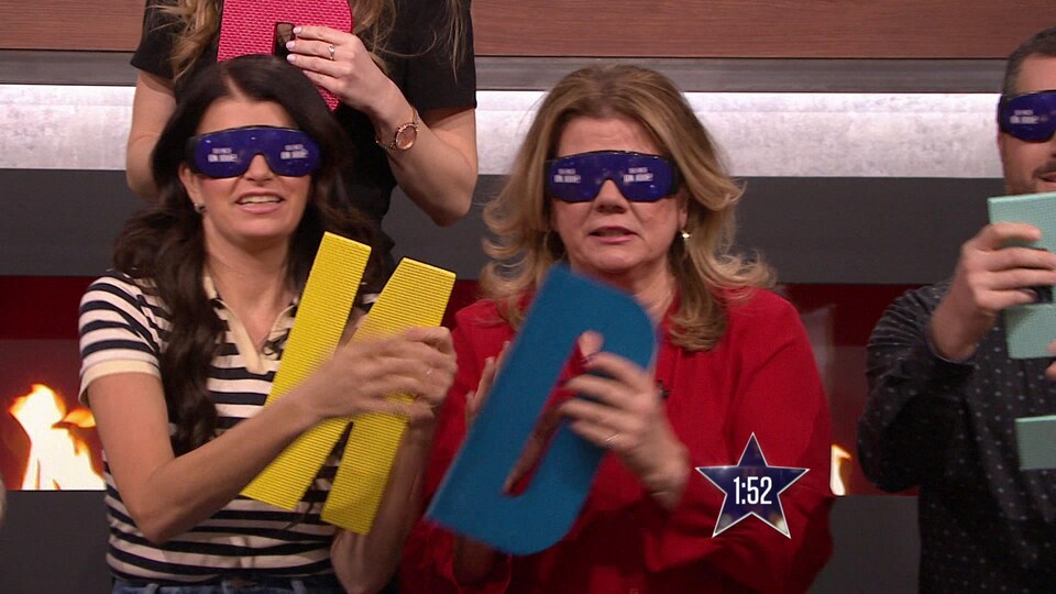 Kim Lévesque Lizotte et Marina Orsini sont masquées et tiennent des lettres.