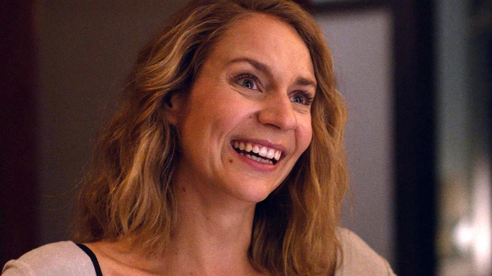 Une jeune femme (Léane Labrèche-Dor) en train de rire.