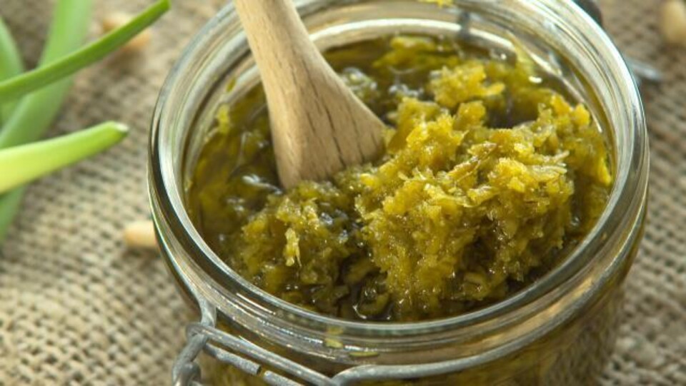 Du pesto d'ail dans un pot masson.