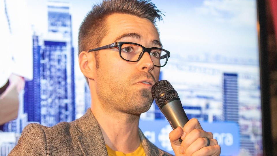 L'animateur Olivier Bernard s'adresse à ses fans au micro.