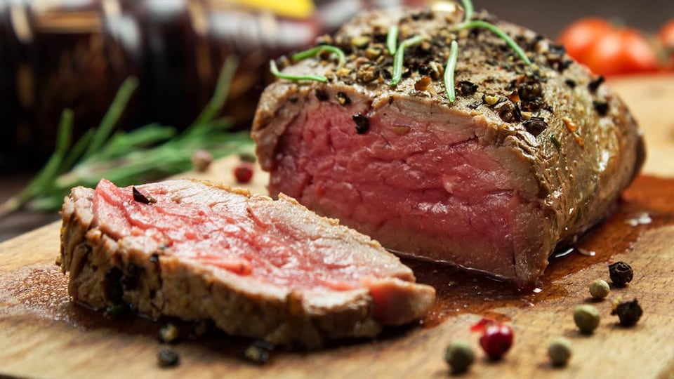 iStock Un contre-filet de bœuf tranché.