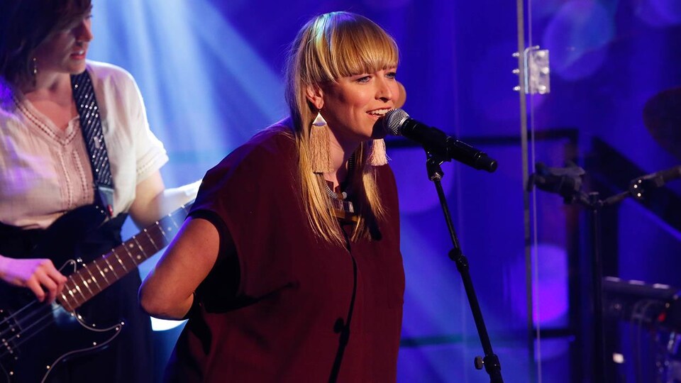 Frannie Holder qui chante.