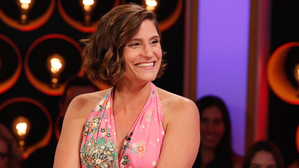 Salomé Corbo porte une robe rose avec motifs.