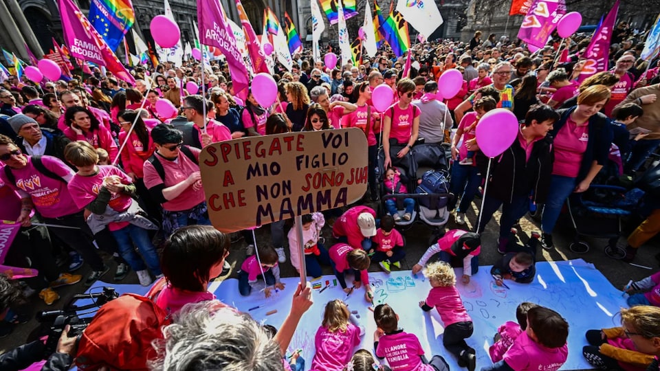 Des centaines de membres de familles homoparentales portent des chandails roses et se manifestent à Milan en Italie.