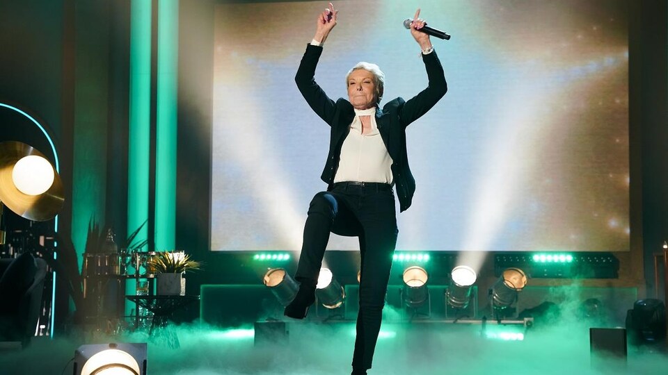 Marjo chante et danse.