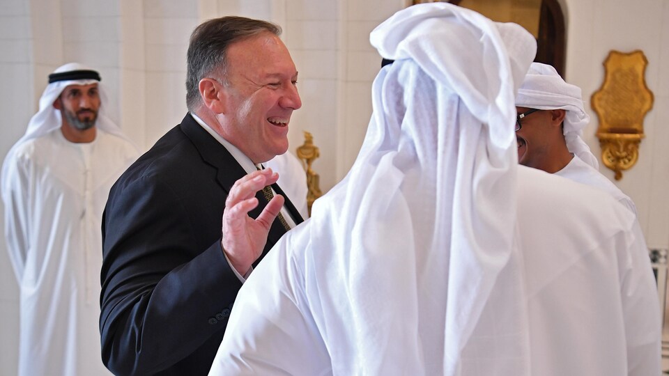 Mike Pompeo discute, tout sourire, avec des dignitaires d'Abou Dhabi.