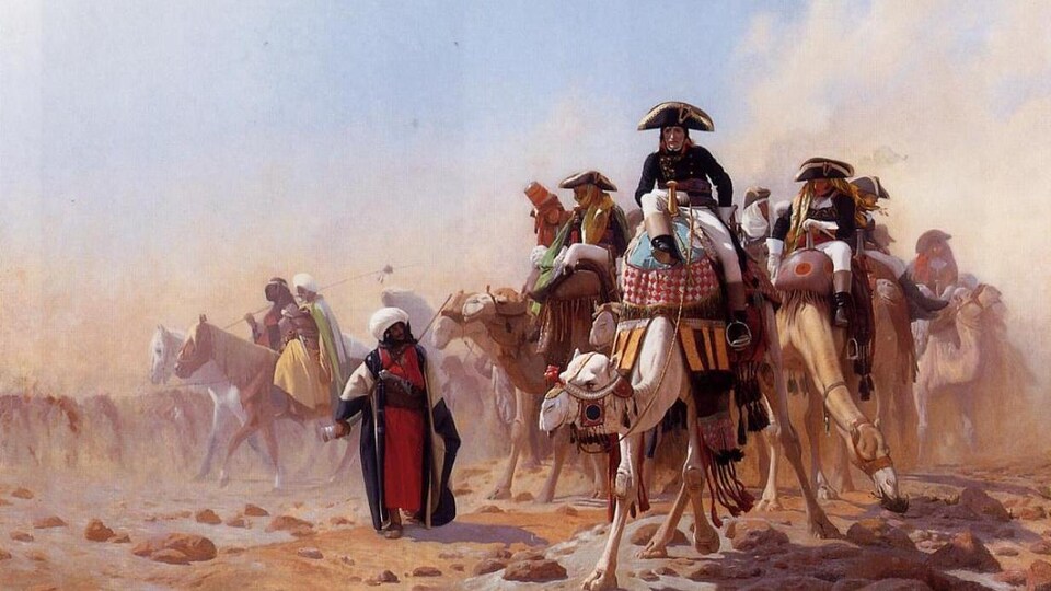Un tableau avec Napoléon et ses troupes sur des chevaux et chameaux.