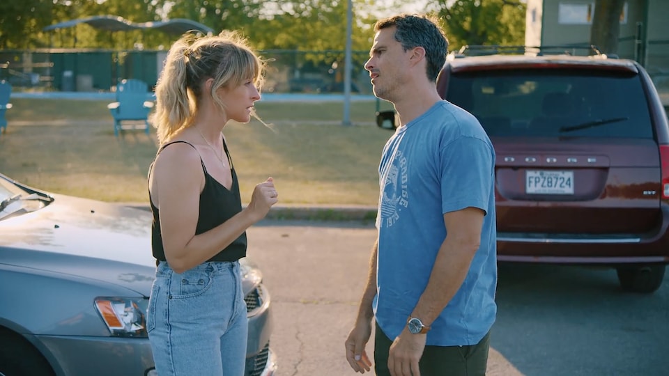 Isabelle (Christine Beaulieu) et Jean-François (Patrick Hivon) discutent face à face dans un stationnement.