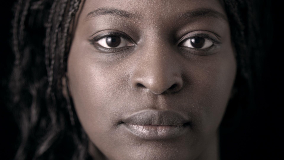 Le visage d'une femme noire en gros plan