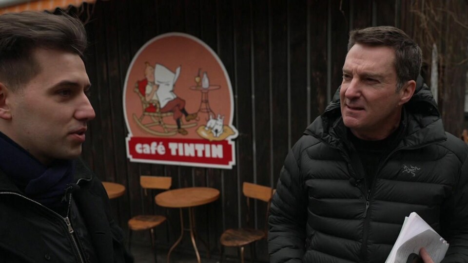 Patrice Roy rencontre un ukrainien devant le café Tintin de Kiev.