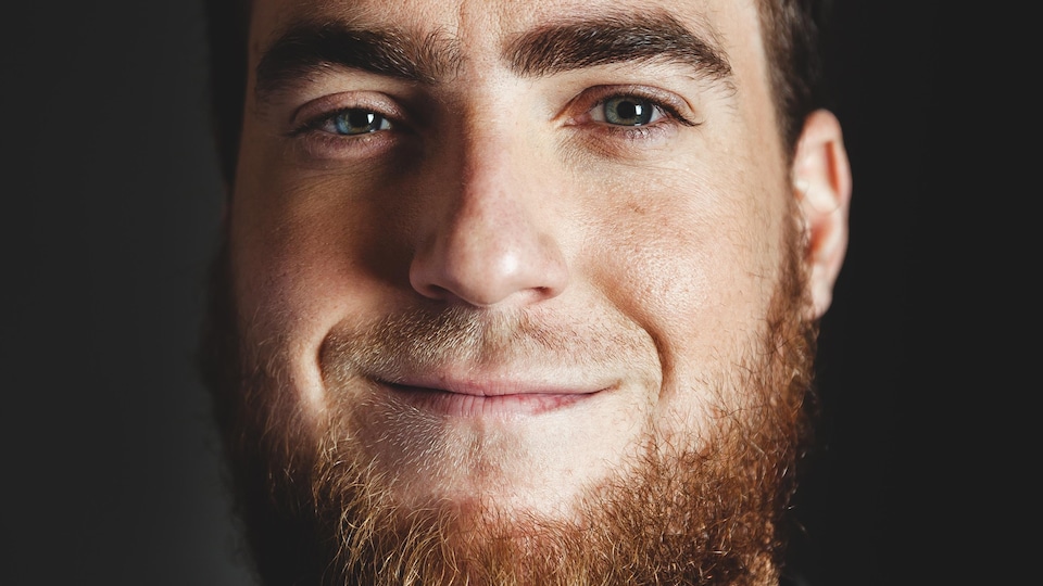 L'humoriste esquisse un sourire.