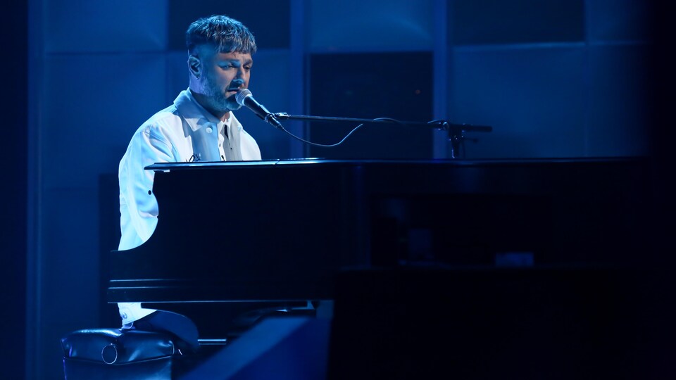  Pierre Lapointe chante en s'accompagnant au piano.
