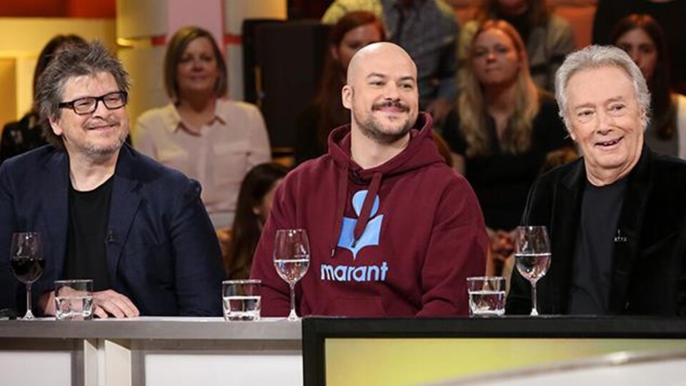 Trois hommes sont à la table de l'émission « Tout le monde en parle ».