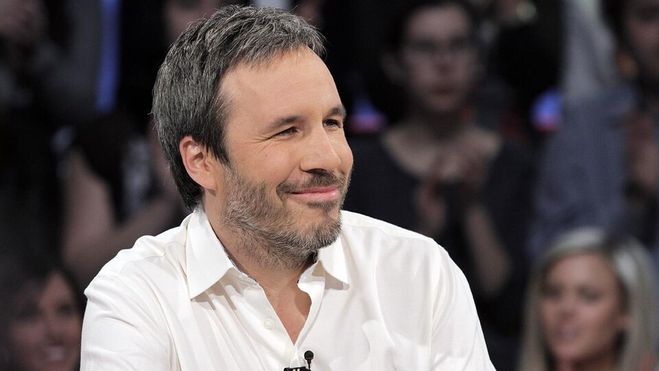 En entrevue, Denis Villeneuve sourit.