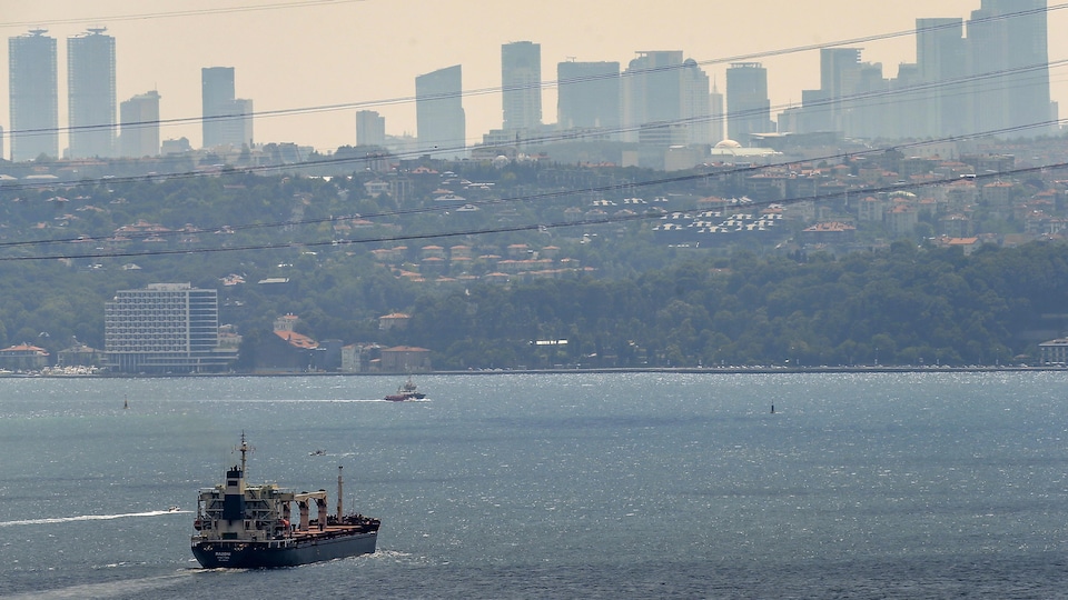 Le Razoni navigue le Bosphore, un détroit. Dans le haut de l'image se trouve une partie de la ville d'Istanbul, en Turquie.