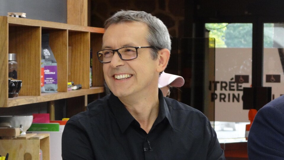 Le collaborateur sur le plateau de l'émission.