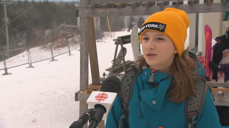 Une élève répond aux questions de Radio-Canada. Elle est dans un centre de ski.