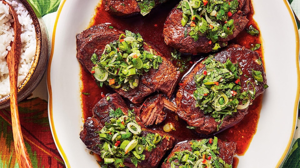 Un plat avec des oignons et de la sauce thaïe