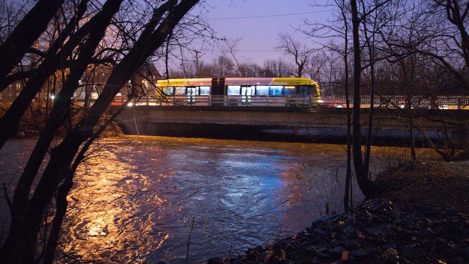 La rivière Saint-Charles est sous surveillance.