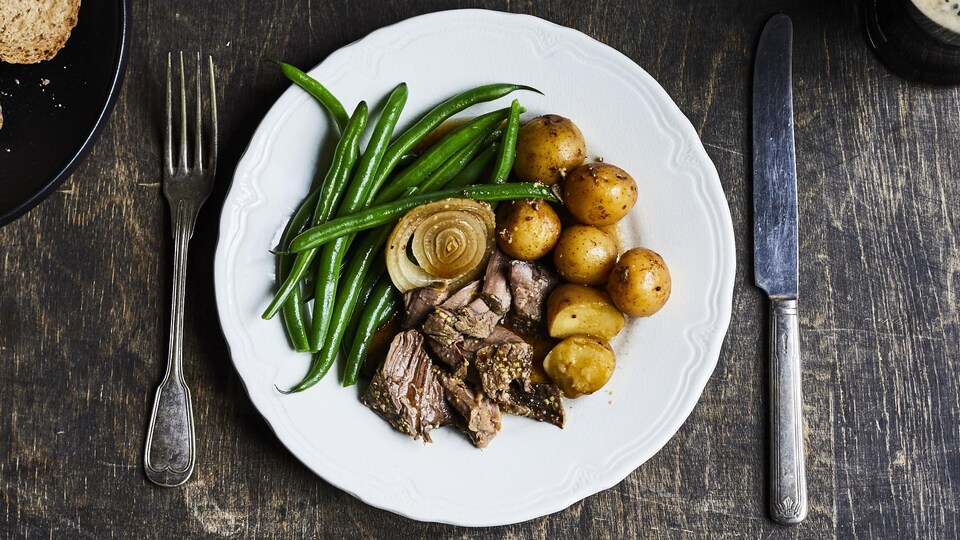 Bœuf effiloché à la bière à la mijoteuse | Savourer