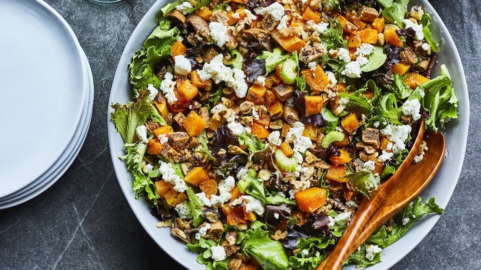 O’Gleman média inc. Très grand plat avec une salade.