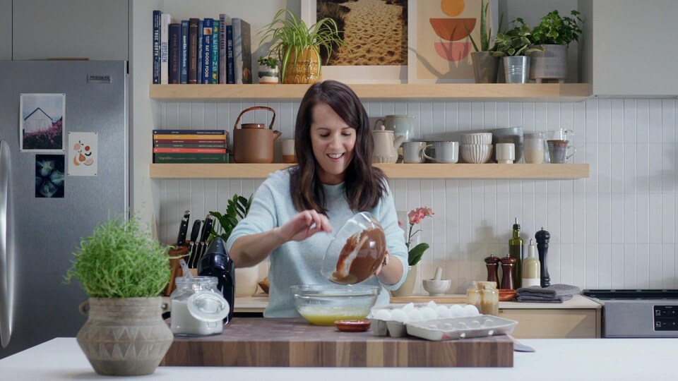 Geneviève O'Gleman dans sa cuisine, préparant un fondant au chocolat.