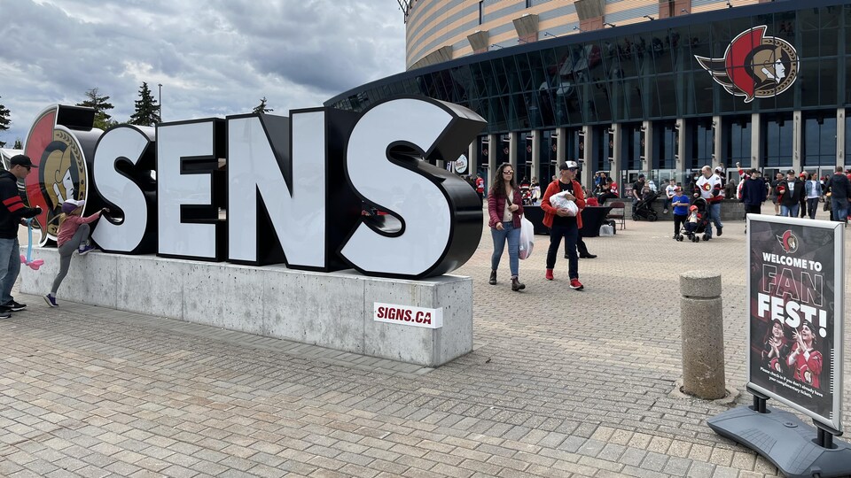 Des partisans des Sénateurs devant un aréna